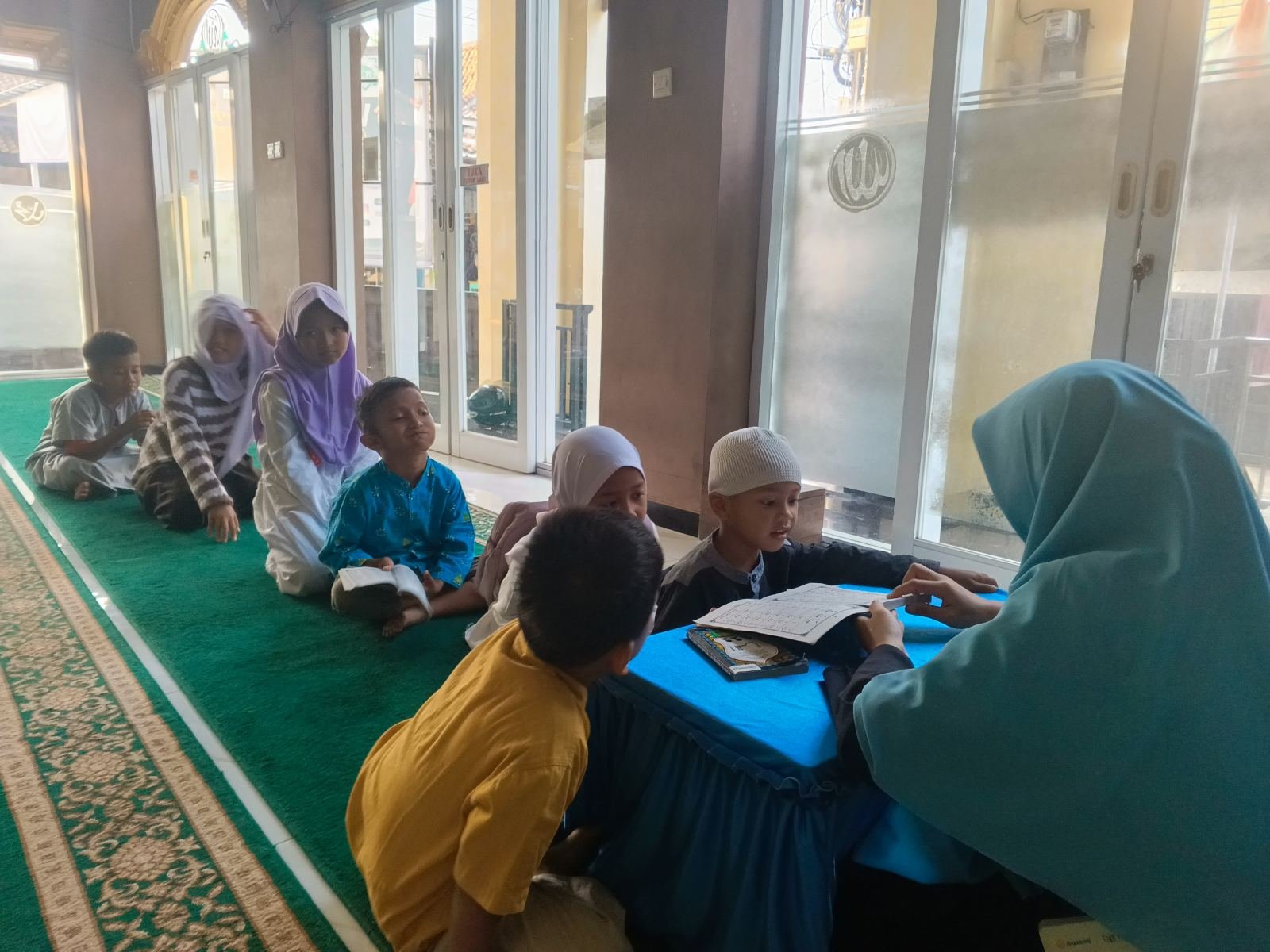 Foto Ngaji Rutin TPQ Baitul Muttaqin: Belajar Iqra' dan Praktik Salat