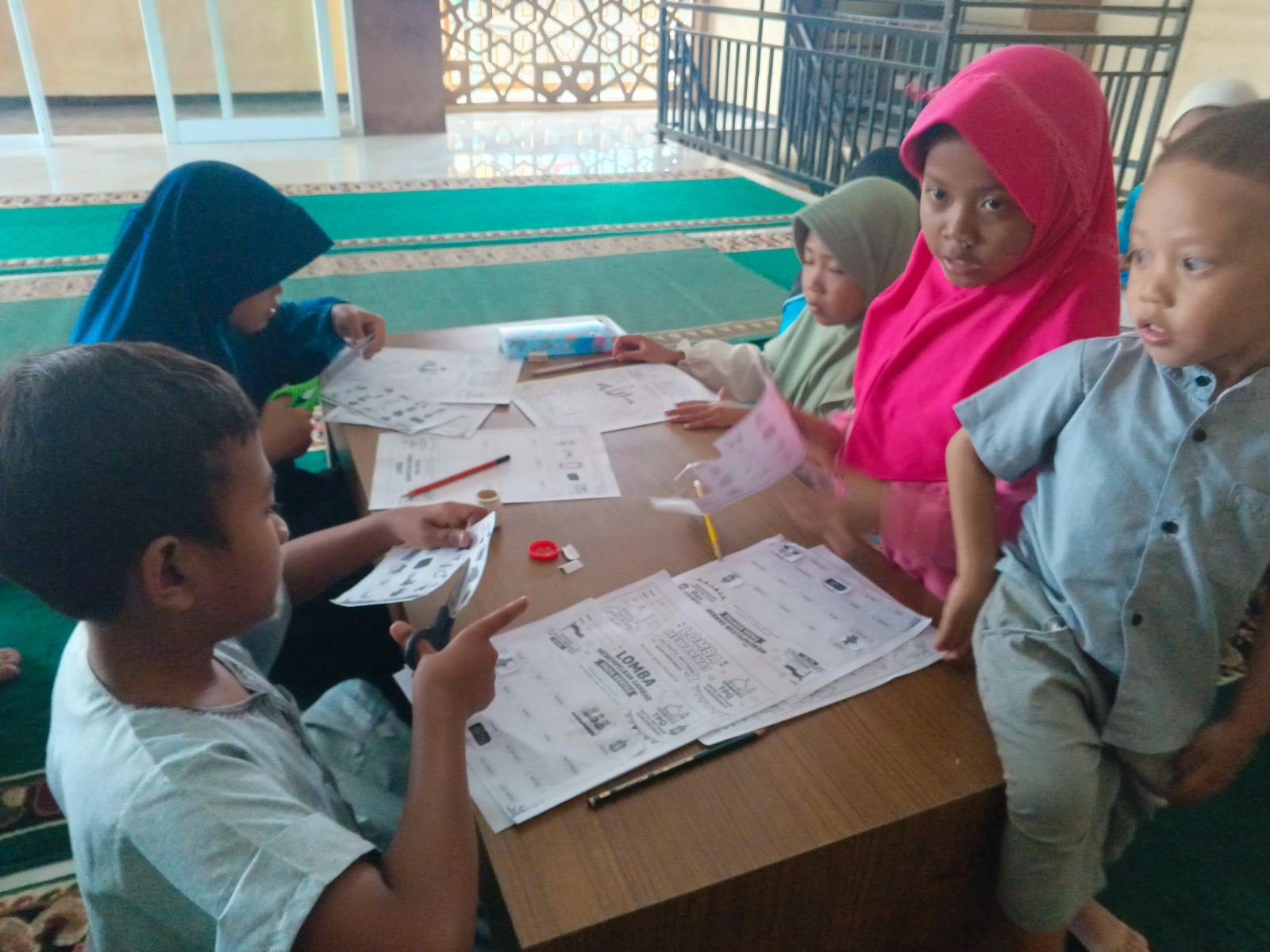 Foto Lanjutkan Semarak Kemerdekaan ke-81, TPQ Baitul Muttaqin Gelar Lomba Menempel Gambar