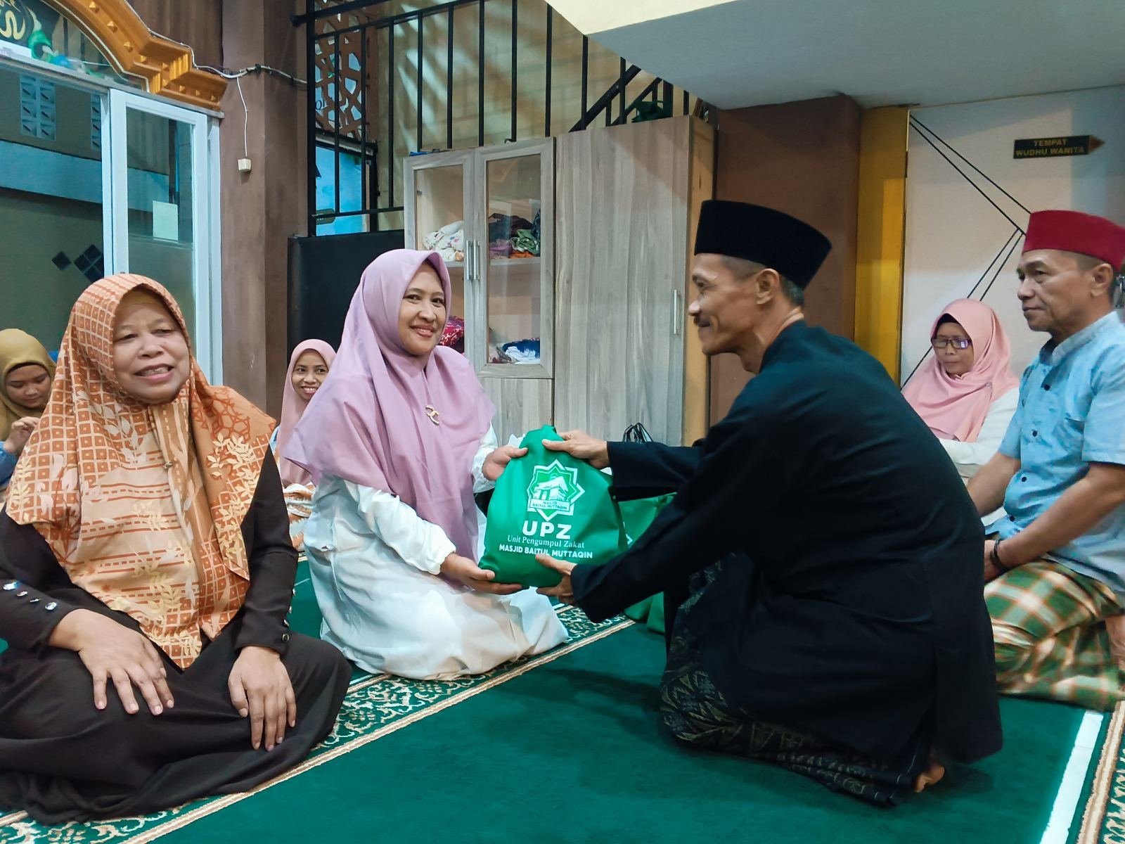 Foto Rangkaian Peringatan Maulid Nabi Muhammad SAW di Masjid Baitul Muttaqin Diisi Pembacaan Maulid Al-Barzanji, Pembagian Sembako, dan Hadiah Lomba TPQ