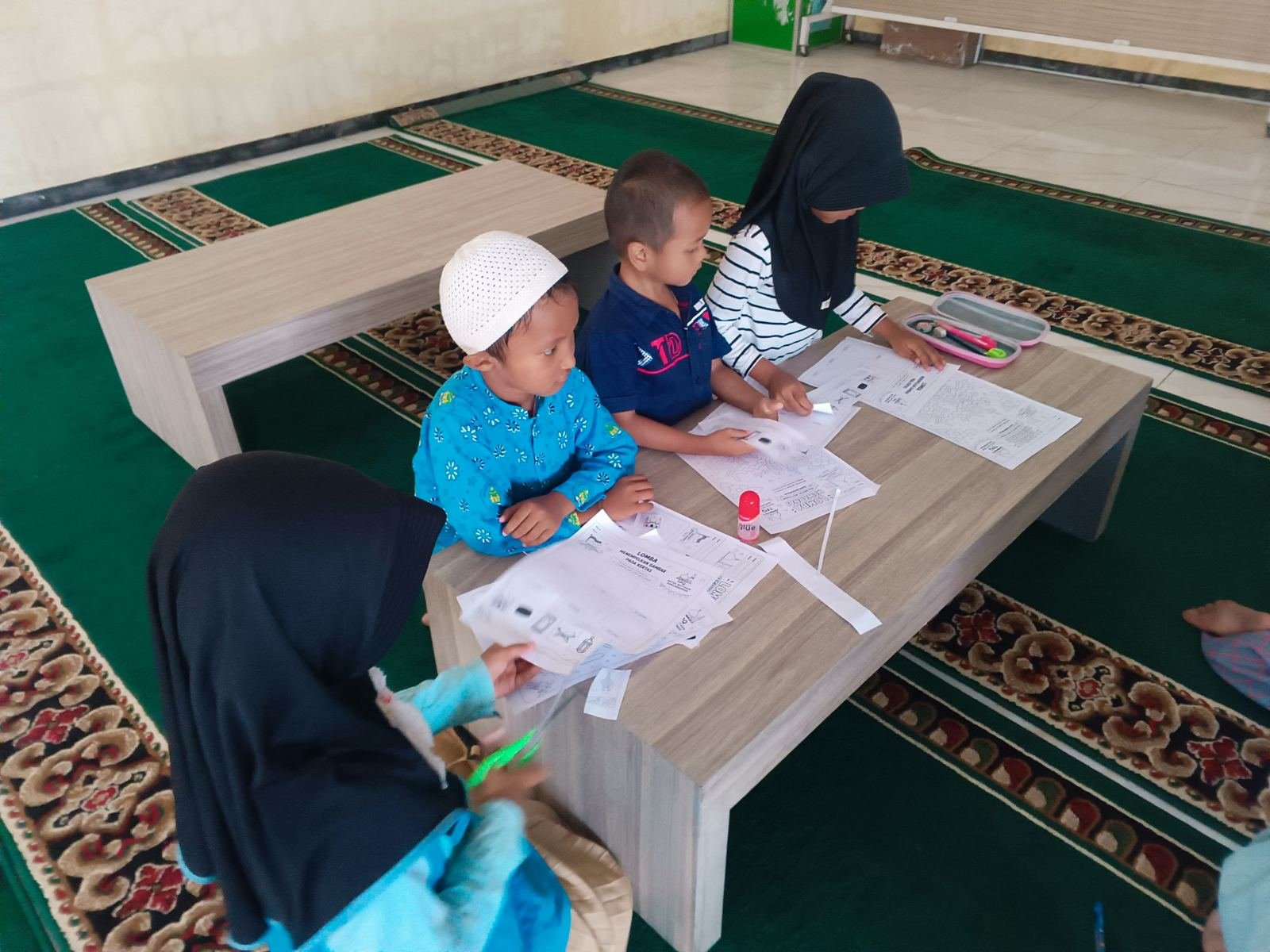 Foto Lanjutkan Semarak Kemerdekaan ke-81, TPQ Baitul Muttaqin Gelar Lomba Menempel Gambar