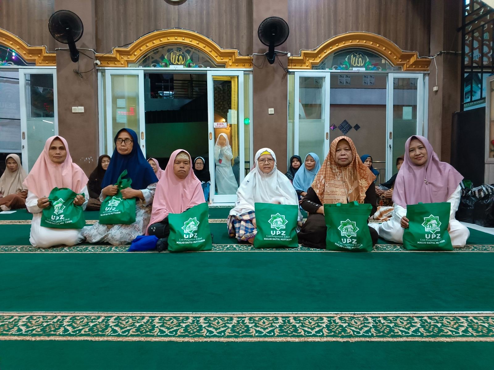 Foto Rangkaian Peringatan Maulid Nabi Muhammad SAW di Masjid Baitul Muttaqin Diisi Pembacaan Maulid Al-Barzanji, Pembagian Sembako, dan Hadiah Lomba TPQ