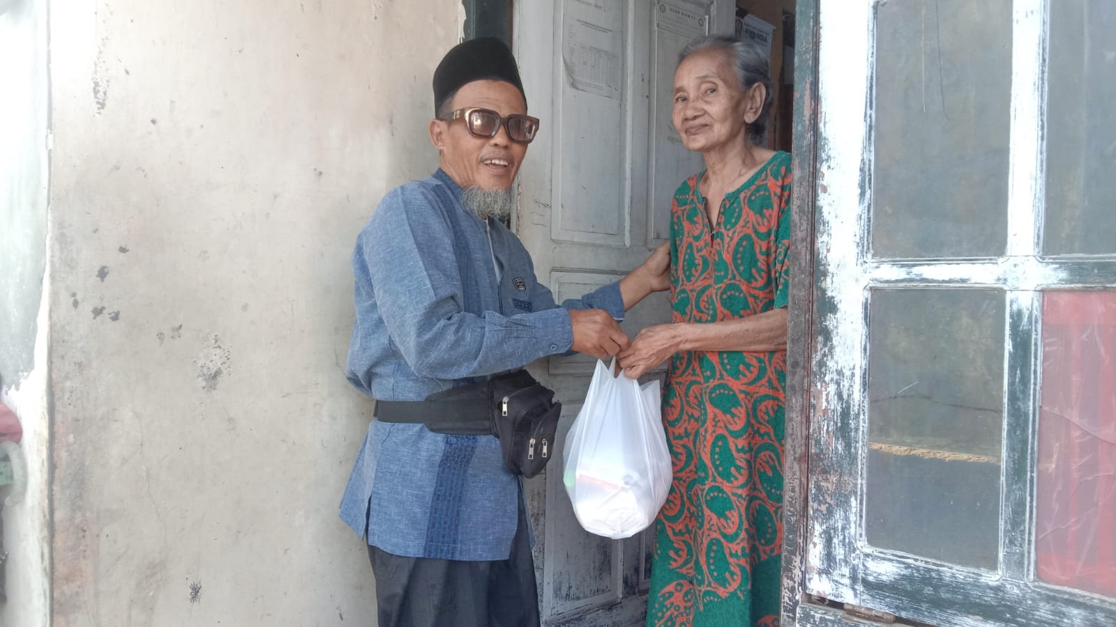 Foto UPZ Masjid Baitul Muttaqin Bancarkembar Salurkan Paket Sembako untuk Lansia Dhuafa