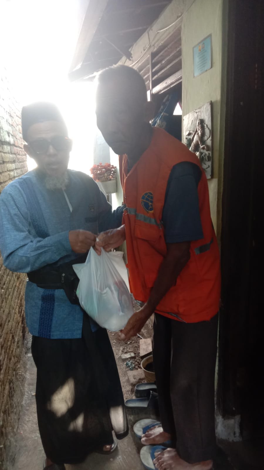 Foto UPZ Masjid Baitul Muttaqin Bancarkembar Salurkan Paket Sembako untuk Lansia Dhuafa