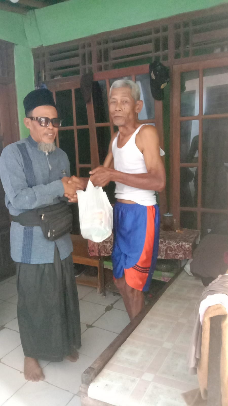 Foto UPZ Masjid Baitul Muttaqin Bancarkembar Salurkan Paket Sembako untuk Lansia Dhuafa