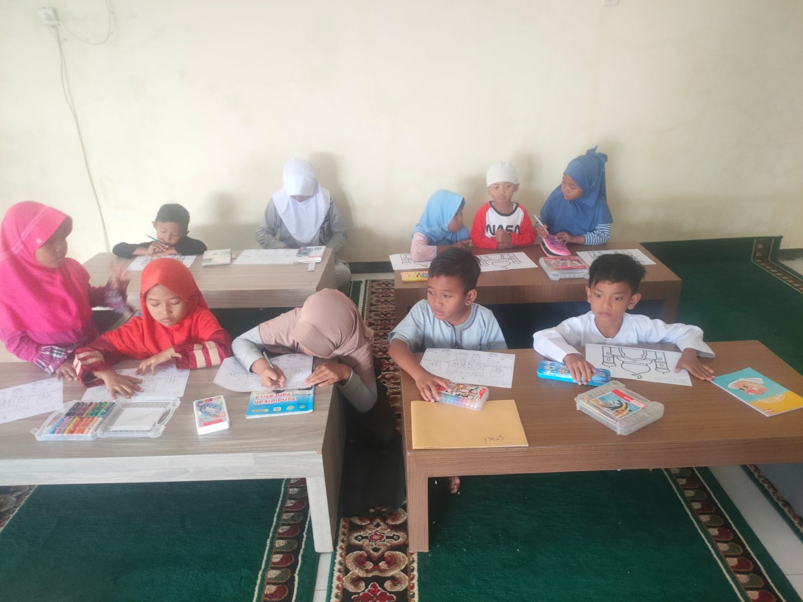Foto TPQ Baitul Muttaqin Bancarkembar Gelar Lomba Mewarnai Lukisan Masjid untuk Santri